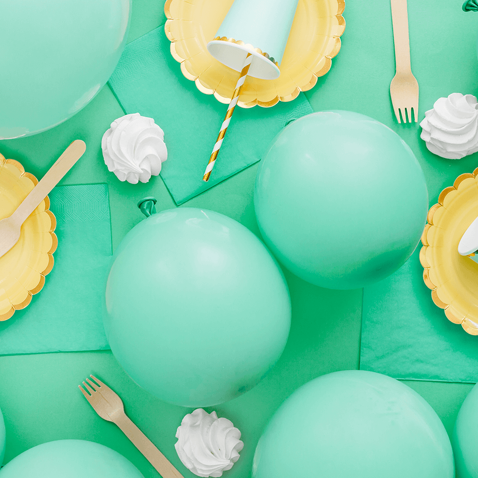 balony, serwetki, sztućce drewniane, talerzyki