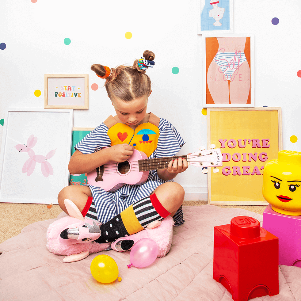 dziewczynka grająca na gitarze 